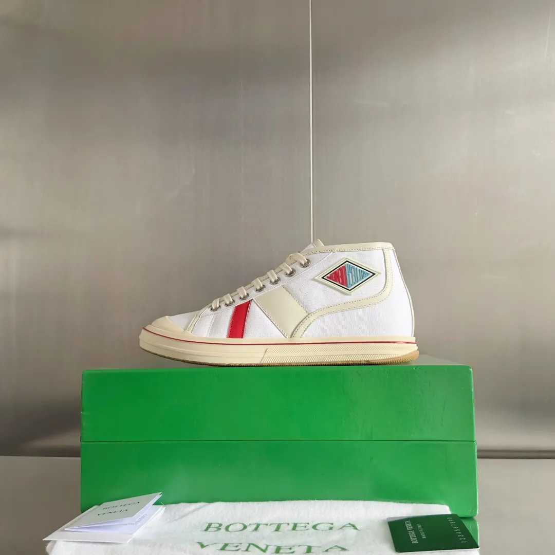 Top version: Couple model 580💰 Bottega Veneta Bottega Veneta BV’s latest Eliot series retro basketball shoes casual sports canvas shoes Bottega Veneta 2025 spring and summer show new shoes Eliot is on the market. Inspired by retro basketball sneakers, the color combination highlights youthful vitality and perfectly interprets the theme of youth and childlike innocence. The details are also very particular. The summer canvas brings excellent durability and comfort. Designs such as calfskin trim, rubber toe caps and hand-painted retro red lines are full of retro feel. The round toe and convex sole add a modern feel. Exquisite packaging at the delivery counter🛍📦 ▪️Fabrics: Original customized high-density canvas + cowhide ▪️Inner lining: Original customized breathable canvas ▪️Sole: Original open-molded anti-slip TPU material ▪️Sole thickness: 3CM ▪️Size: Women’s 35-41 / [Men’s 39-45 pre-sale]